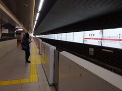 まもなく電車到着。
地下鉄の電車接近チャイム…　これ聞くと「大阪に来たぁ」と思う。