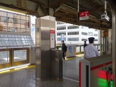 御堂筋線はここまでで、ここから北大阪急行線。
乗務員もこの駅で交代する。