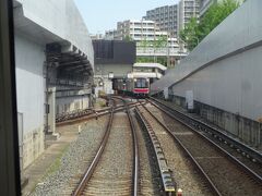 桃山台駅手前。
左の方から車庫への引き込み線が合流。