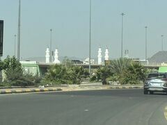 翌朝もう一度、預言者のモスクに向かいます。道中にイスラム教最古の寺院とされる白亜のクバーモスクが見えました。