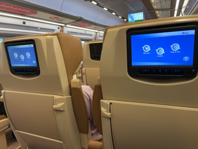 女性客が多いのでやや気を遣いますが、静かで快適。座席にはモニター完備、充電も出来ます（リクライニング不可、車内Wi-Fiは繋がらず）。