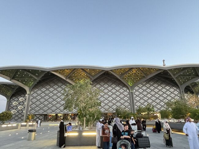 駅舎を出るとタクシーの客引き合戦開始。