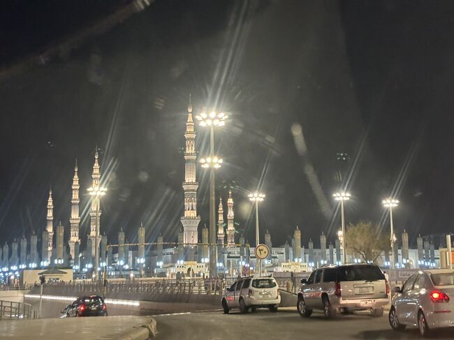 駅を出て少し運転してもらうと、早々にメディナのハイライト！預言者のモスクが見えてきました。スケールが大きすぎてさっそく言葉を失います。