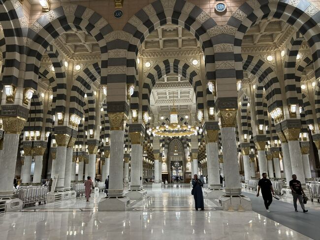 壮麗な建物に見惚れながら歩いていたら「ここから異教徒立入禁止」の印を発見できず、気付けばモスクの内部でした。アブドラハマンとお揃いのトーブ（ソーブ）を着ていたせいか、宗教警察系の人たちからも全くお咎めなし。