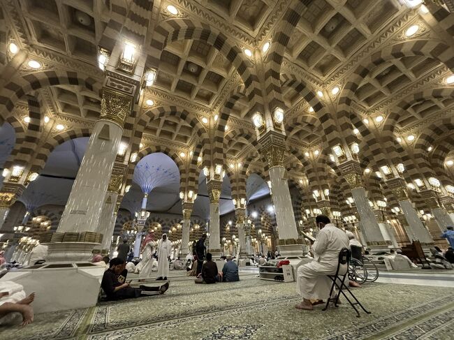 国によって少しずつ装いの異なるムスリムの皆さんが、穏やかな表情で思い思いに過ごしています。