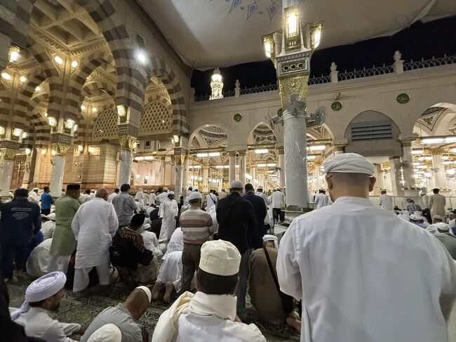 預言者ムハンマドが眠る墓廟の周りは特に大勢のムスリムが集い、祈りを捧げていました。