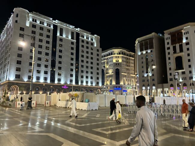 モスクを取り囲むように高級ホテルがひしめきます。世界各国から巡礼者が集結する場所だけあって、今も新たなホテルがあちこち建設中でした。