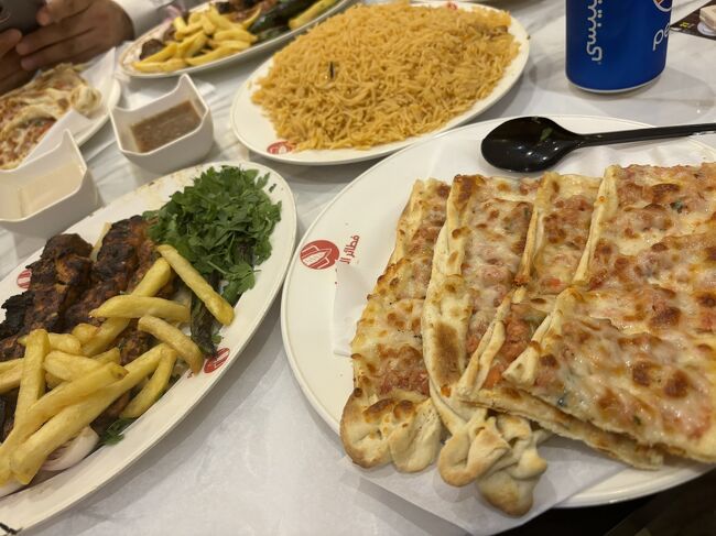 既に予感がしていたのでもう一度「夕方に車内でを食べたから、軽くね」と釘を刺したものの、テーブルを埋め尽くすトルコ料理たち…頼み過ぎ。美味しかったけど（どれもビールに合うはず）盛大に残した分は翌朝用に持ち帰りました。