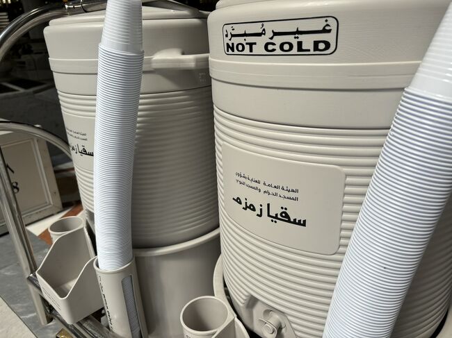 聖なる泉から湧く水は特別な存在。キンキンに冷えたタンクからありがたく何杯かいただきました。&quot;NOT COLD&quot;タンクもあります。