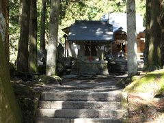 林の中に建つ神社
どうせ誰もいないだろうと高をくくっていたんだが、意外にも参拝客アリ

ちなみに、施設（ホテル以外）のクチコミはもう書かない