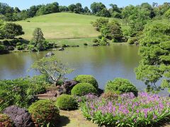 日本庭園
　面積２６ヘクタールの池泉回遊式庭園のうち近代庭園地区、１２,０００㎡の心字池や芝山が築かれています。