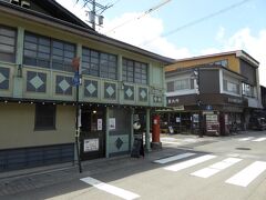 右奥は観光案内所、手前はカフェ「撫水亭　OHAKO」＝ぶすいてい

NHKふるカフェ系ハルさんの休日の舞台になったカフェです・・
2023年4月に再放送されました。