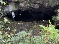 綾瀬はるかのサインが飾ってある入口で入場料@300円を支払いいざ探検

駒門風穴とは
一万年前の富士山の噴火でできた溶岩トンネルで国内で原型を保っているものとしては最も古い