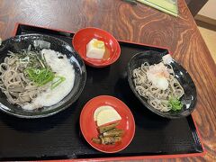 　昼食は、あぜ川でお蕎麦を頂きました。