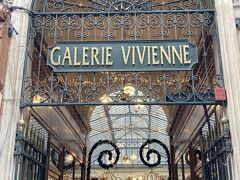 次は私がパリのパサージュの女王だと思うギャラリー・ヴィヴィエンヌ。近年のパサージュ人気のきっかけとなったパサージュです。1826年完成、全面改装されており華やかです。