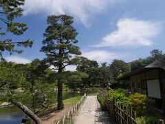 縮景園に来ました。初代広島藩主が築庭した池泉回遊式の大名庭園です。杮（こけら）葺き屋根の数寄屋建築、清風館ではお香の会の催事が催されていました。