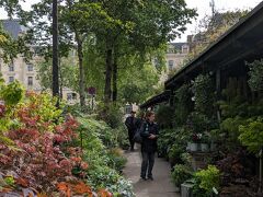 しかし今日は洗濯ミッションをこなさねば 
私達のアパートは残念ながら洗濯機がないけど、徒歩３分くらいのところにコインランドリーあり 
ここはエチエンヌマルセル通りに面した、外からもよく見えるランドリーで安心だった 
ポルトガルで何回かコインランドリー経験したので、わかるかなーと思ったけど、結局はたまたま現れた点検係の人？にやり方を教えてもらった 
まず、空いてる洗濯機に洗濯物を放り込んで洗剤を入れてふたを閉める 
店の中にお金を入れる機械があるので、お金を入れて自分の洗濯機の番号を押したらスタート 
スタートしたらやり直しはできない 
支払いはカードでも可、洗剤もここで売っている 
6キロの洗濯ができる洗濯機で5€ 
注意事項としては、ヨーロッパは熱湯に近い温度で洗濯するので温度を選ぶボタンで洗濯する温度を選ぶこと、あんまり高温だと生地が傷んだり色落ちの恐れありです 
ポルトガルでは洗剤は自動で投入されたのでそのつもりでスタートしたら、洗剤は手動だったので洗剤なしで洗濯する羽目に…（後入れできなかった） 
でも温度設定がたまたま60℃になってたので、まいっかーとそのまま終了 
その次の時はちゃんと出来たよ！