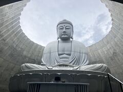 温泉のあとは新千歳に戻る途中で滝野霊園に寄る。ここは前に冬に来たことがあるけど、入り口のモアイしか見れていなかった。この大仏は初めて。

https://4travel.jp/travelogue/11673588

今まで無料だったらしいけど、今は入場料を取る。強制ではない感じではあったけど…