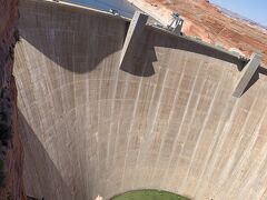 グレンキャニオンダム
ダムの先には、人造湖のレイクパウエル
アリゾナ州とユタ州にまたがり、全長約300Km（東京～名古屋間）とのこと。