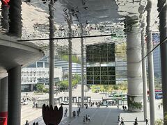 なんか想像を絶するデカい駅だったし、外に出てみたら思ってたのと違う都会だわ。

ゆるいロケ地巡り2か所目を目指して歩くと、若者たちがわんさか集ってる洒落た飲食店があっちにもこっちにも。

あれー？ほんとにここで合ってる？
立ち止まって地図を確認する。
合ってる。たぶん。

ほんの少し歩いたら、雰囲気変わった。