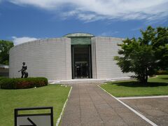 受付や売店のある建物を通り抜けると中庭の向こうの円形の建物に展示室があります。