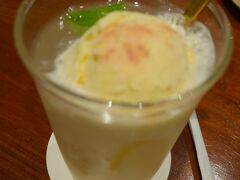 帰りに広島駅のekieキッチンで一休み。メープルもみじフィナンシェの楓乃木が出しているお店「木と風と。」で5月からの新作メニュー、ピーチクリームソーダ。甘すぎない爽やかなピーチソーダの中にピーチパウダーのかかったバニラアイスが入っています。