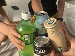 ひとまずホテルでも乾杯。

娘が買ったスタバの瓶ドリンク、見た目が可愛くて惹かれたけど中身はとても甘かったようで、量も多くてやや苦戦していた。