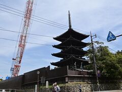 猿沢池近くから見上げる興福寺五重塔。クレーンが動いているさまを見ると、いにしえはどうやって材木を持ち上げたのかと思う