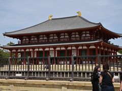 五重塔から背面に目を移すと、興福寺中金堂。全くの新築だが、昔からそこにあったかのような雰囲気だ