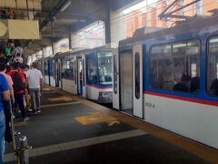 アヤラ駅に到着しました。
高架鉄道で、MRT（LINE3）アヤラ駅→タフトアベニュー駅でLRT（LINE1）エデゥサ駅へ乗換え→UN駅まで89円でした。
30分以上乗車しているので、日本であれば300円以上する距離です。
東南アジアの公共交通機関は、とってもお安いです。