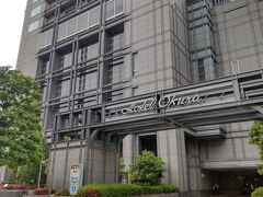 今日から2泊の『ホテルオークラ京都』。
結婚式場に一番近いのでこちらに決めました。雨が降っても移動が楽です。

こちらは御池通りに面した自動車用の入口。