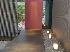 3日目
今日はホテルを変えます。
タクシーで駅チカの『リッチモンドホテル』まで。

エントランスから和の雰囲気が漂ってきますねぇ～