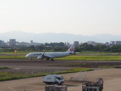 車内からは宮崎空港を飛び立つ飛行機が、こんなに近くに。
さっき羽田から乗って来たＪ－ＡＩＲかな？
特急にちりんは宮崎空港17時17分発。