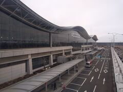 仙台空港に到着。仙台空港駅から仙台空港出発ロビーにつながるこの通路を渡る瞬間って、いつも旅立ちのワクワク感が最高潮に達するような気がする。