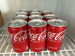 ホテル『オークウッドスイーツ横浜』の【レジデンスラウンジ】の
ドリンクコーナーの写真。

下の冷蔵庫にコカ・コーラの缶。