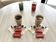 横浜・馬車道『Oakwood Suites Yokohama』46F

ホテル『オークウッドスイーツ横浜』の【レジデンスラウンジ】で
いただいたものの写真。

〇 コカ・コーラ
〇 ジンジャーエール
〇 ホットコーヒー
〇 チョコ
〇 「ロータスビスケット」のビスコフクッキー

散策します。