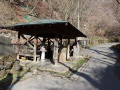 橋を渡ったところにある飲泉所
