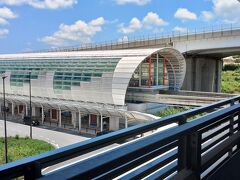 渋滞の西原ICを降りてゆいレール（沖縄都市モノレール）てだこ浦西駅の駐車場へ停めました。1階～3階まで満車で4階に若干の空きがありました。