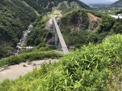 新阿蘇大橋　展望所ヨ・ミュールから阿蘇長陽大橋がのぞめます
地震で壊れはしたものの村の大事に交通路なので補強して使えるようにしてありました
新阿蘇大橋が開通後本格的な補修が行われました
左手は北向山原生林で、日本中でも気軽に見れる原生林として人気です