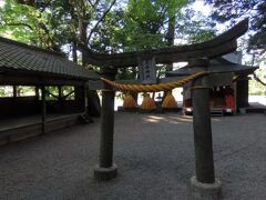 金鱗湖のそばにある天祖神社。
早朝には神社の関係者が境内を掃除していました。