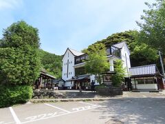 温泉施設、博物館、土産物店、食堂がそろった施設があります。