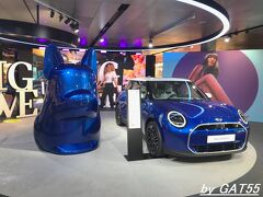 こちらは販売ブースもあり、近未来的な車両が展示されています。