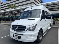 そらから歯磨きをして
私はおやすみなさい・・
と言っても何度も目を覚まして
頭がぼーっとしながら到着を迎えました・・
夫も映画を見ながら・・同じ様な状態です・・
そうこうしているうちにホノルル到着！！
送迎を予約していたので
この車でリッツへGO～！！