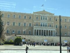 　国会議事堂
　手前が無名戦士の墓
　毎正時に衛兵交代が行われるので、後でフリータイムの時見に行きます。