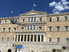 　国会議事堂前へ。
　烏？が映り込んでしまいました。ドリア式の大理石の柱が印象深いです。初代ギリシア国王のオットーの王宮として建てられたもので、ドイツのバイエルン宮廷建築家カールトナーが設計、1842年に完成した。その後1931年に改造され、国会議事堂として現在まで使われている。中には入れない。
