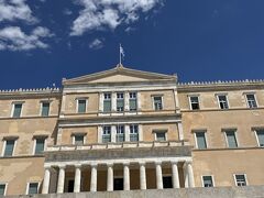 　壁は、無名戦士の墓。大きな横長の碑で、約400年間ものトルコ支配に終止符を打った1823年からの独立戦争での戦死者や、それ以降に起こった数々の戦争で犠牲となった兵士たちの霊を慰めるために造られた。碑の表には、死の床に横たわる兵士の姿が彫られ、その両脇には、古代ギリシアの歴史家ツキジデスの言葉がギリシア語で刻まれている。さまざまな国に翻弄されてきたギリシアの辛い近代史の一端が窺える。