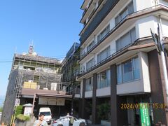 どこまで下るのかと不安になったら松本楼に着きました。
ちなみに、松本楼から石段街へは送迎車で送ってもらえるようですよ。