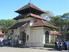 クイーンズホテルと道を挟んで向かいに在るのはお寺の山門。
ここは未だ無料エリアですが寺域に入るには、