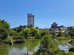 富山城址公園に入って、富山城を遠目に見てパチリ。
すぐに出てきました。