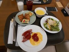 ２日目の朝食、ホテル１階にある「カフェ　コントレイル」